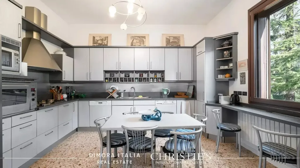 9-room apartment in IT