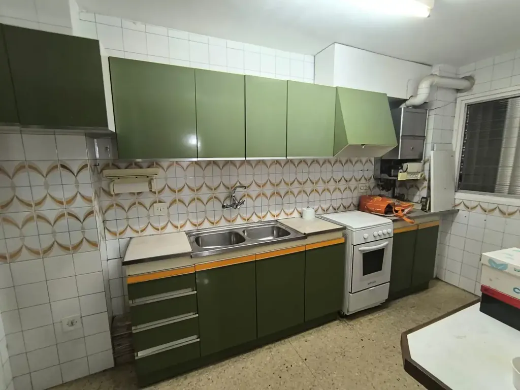 Kitchen - Semi-Renovated Flat with Balcony in Via Sant Ignasi