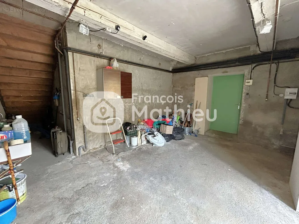 Garage - Ensemble Immobilier avec Garages à Villars-les-Dombes