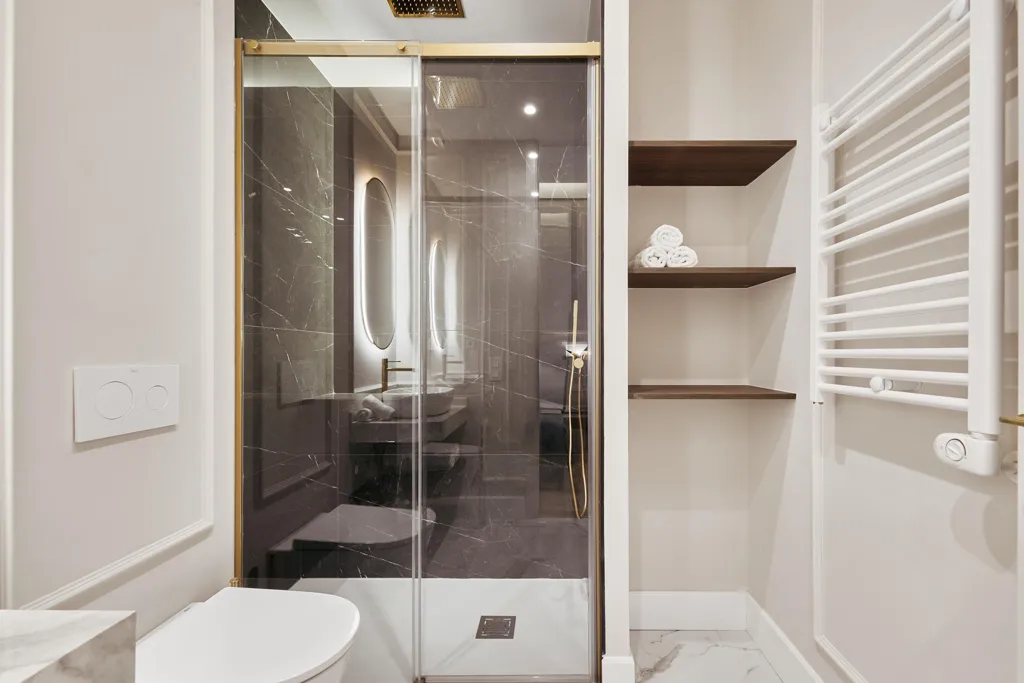 Vannitoad - Transforming Flat with Balconies in Madrid