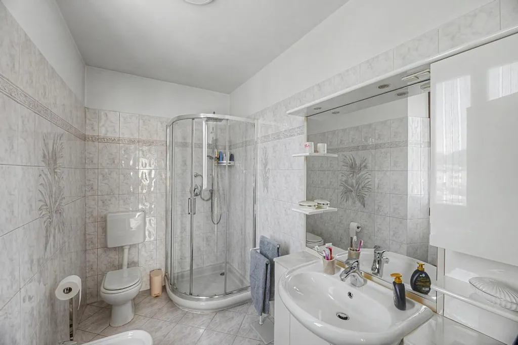 Vannitoad - Multi-Level Apartment with Mansard in Luino