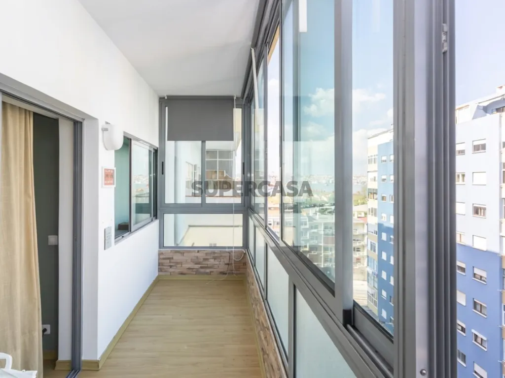 Rõdu - Open-Plan Apartment with River View in Almada