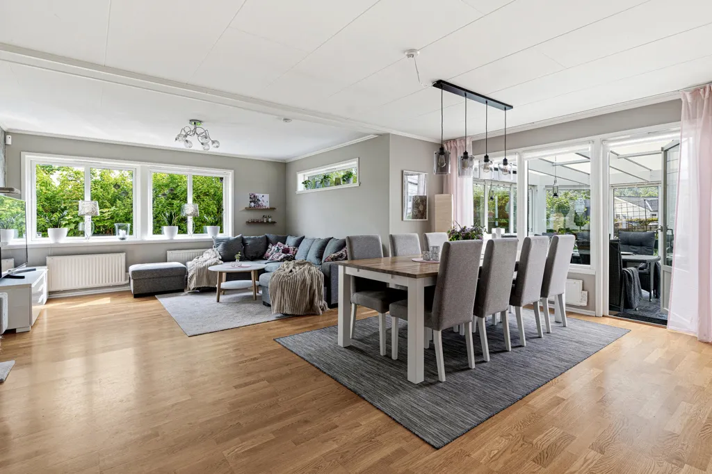 Salle à manger - Corner Plot Villa with Glassed Veranda in Herrestad