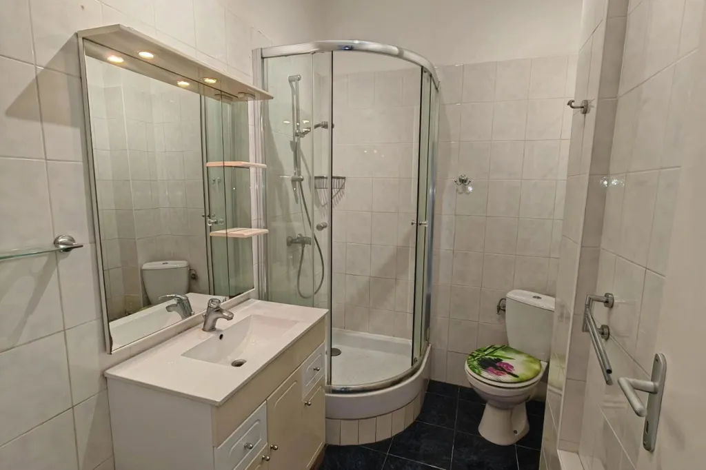 Bathrooms - 2-Bedroom Apartment with Balconies in Nice