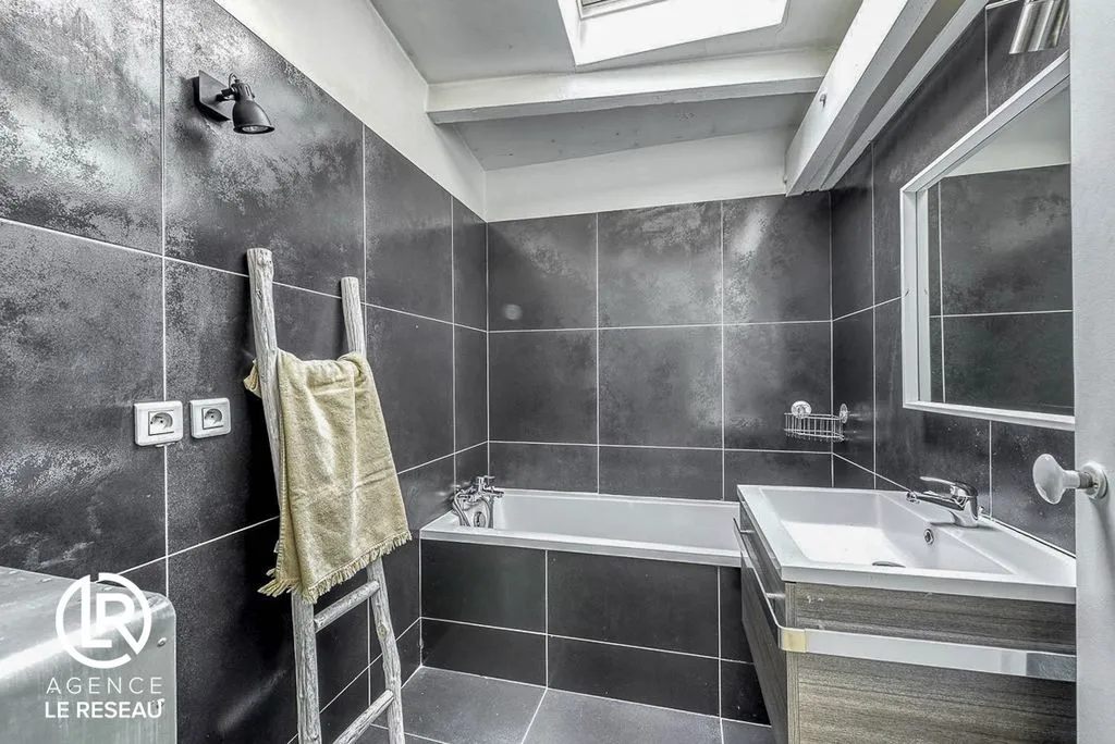 Salles de bain - Duplex Familial avec Charme Ancien à Boulogne-Billancourt