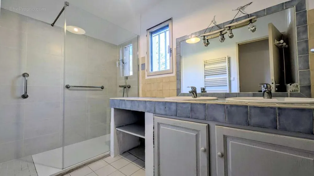Salles de bain - Villa au Calme avec Jardin à Lauris