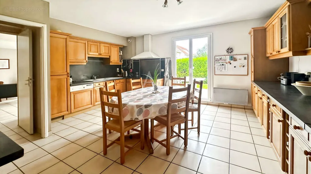 Cuisine - Maison de 7 Pièces avec Jardin à Courdimanche