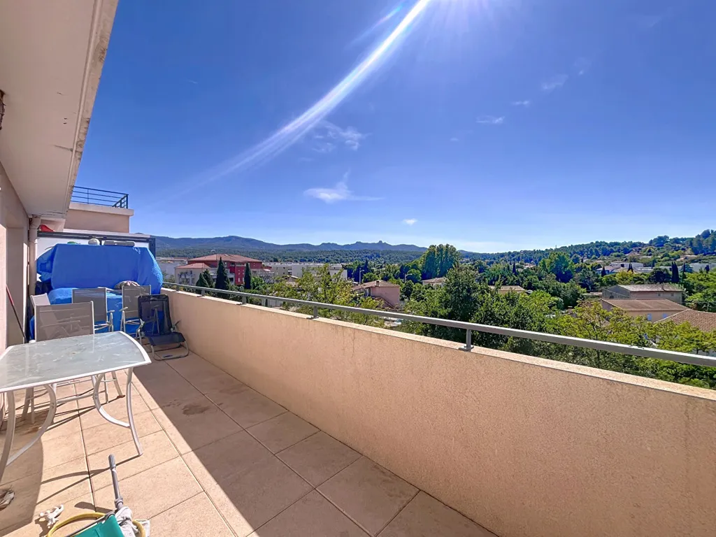 Rõdu - 3-Bed Apartment with Terrace in Gardanne