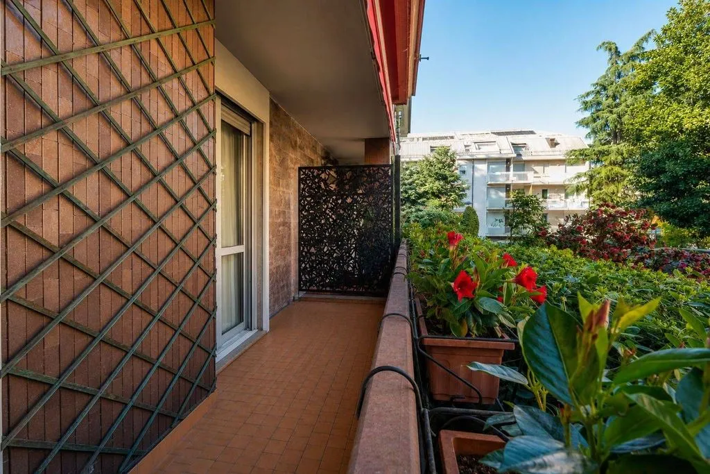 Balcon - Luxury Apartment with Triple Exposure in Milan