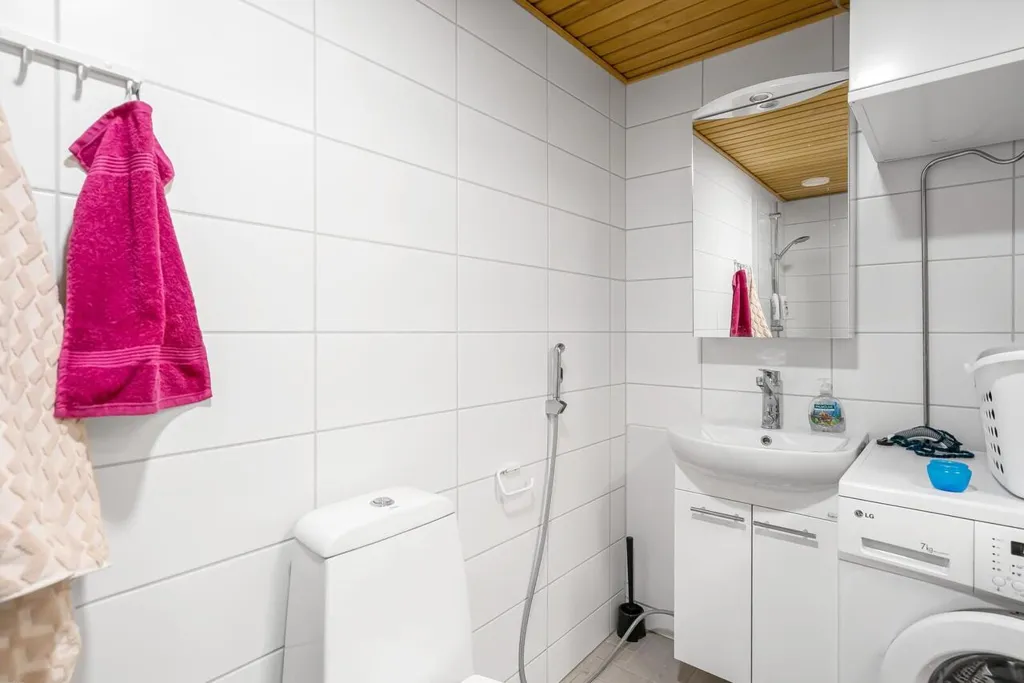 Salles de bain - First Floor Apartment with Balcony in Savio, Kerava