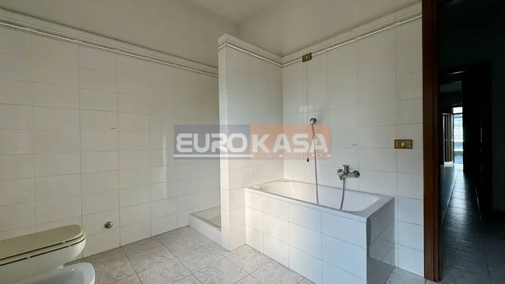 Salles de bain - Villa with Garden in Osio Sopra