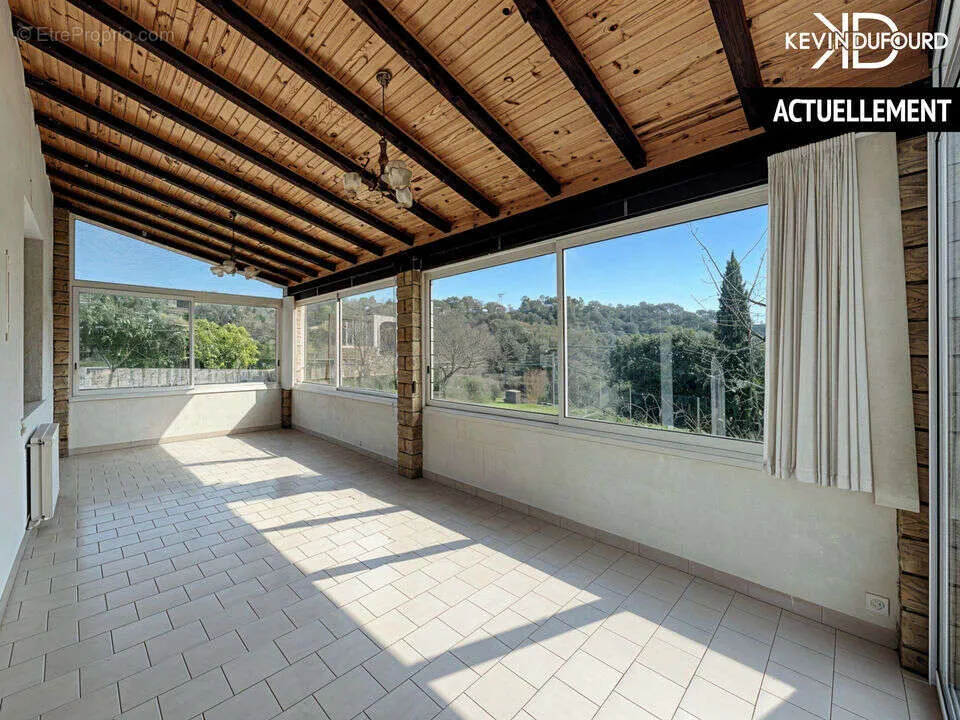 Terrasse - Maison Spacieuse avec Terrain à Ucel