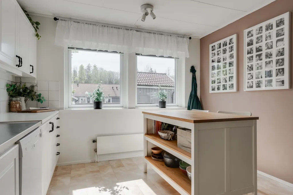 Kitchen - Terraced House with Two Balconies in Dalsjöfors