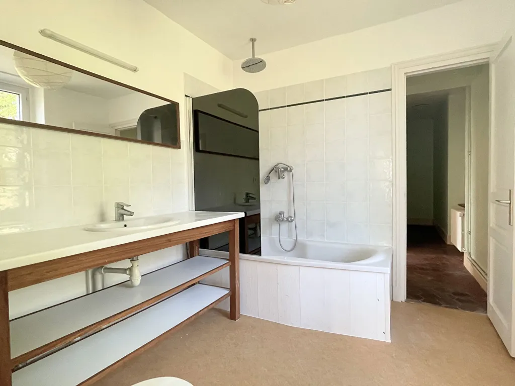 Bathrooms - Historic House with River View near Senlis