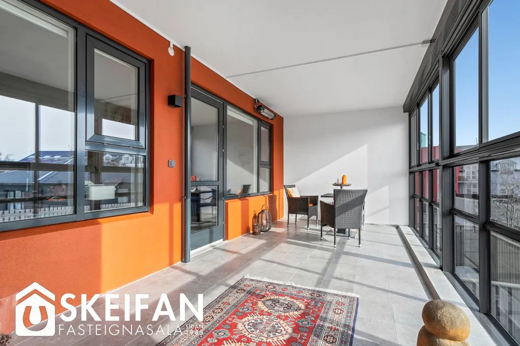 Balcon - Bright 3-Bed Apartment with Balcony in Reykjavik