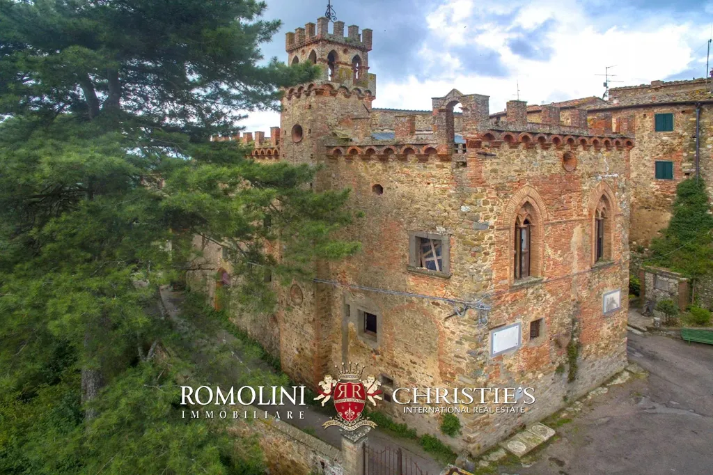 Õhuvaade - Medieval Castle for Restoration in Chianti Valley
