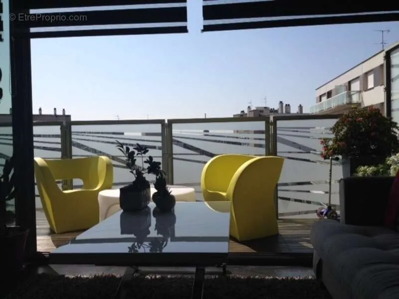 Terrasse - Appartement avec Balcon dans la Tour Émeraude au Mans