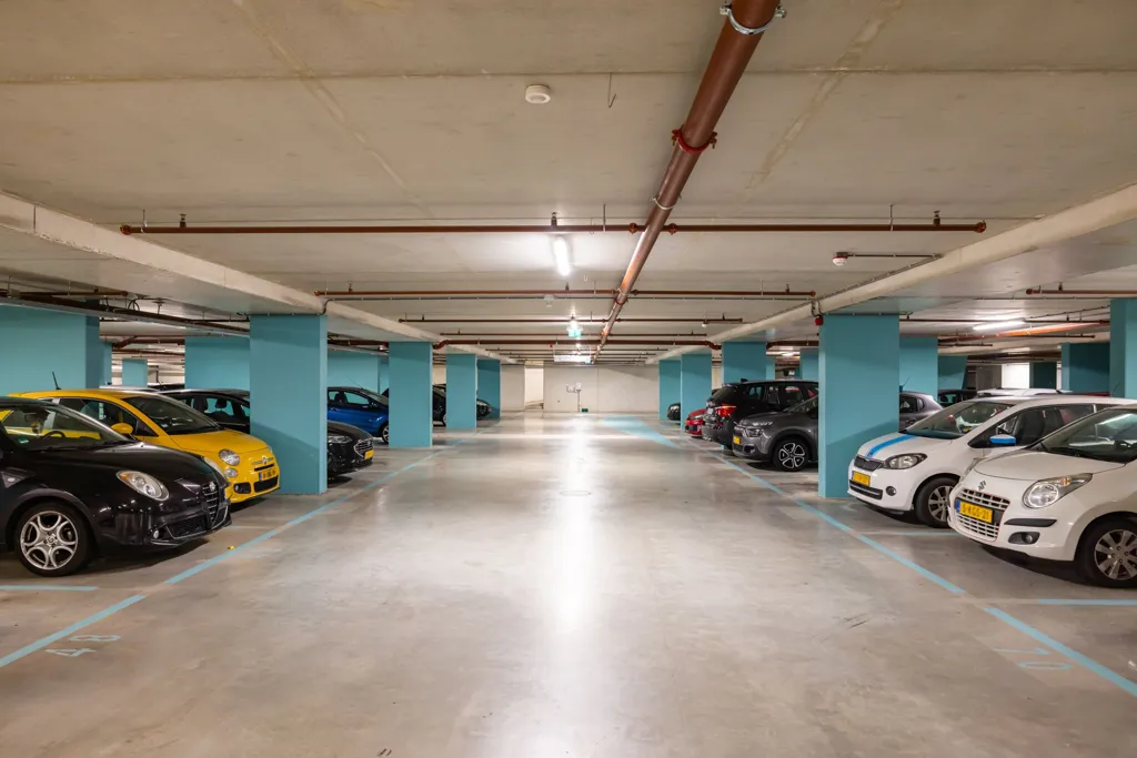 Garage - Studio Apartment with Balcony in Rotterdam Vreewijk