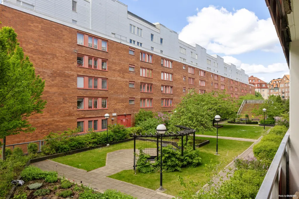 Aed - Corner Apartment with Sunny Balcony at Karlaplan