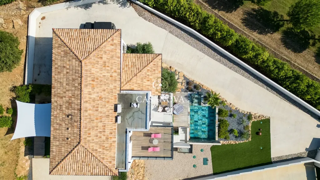 Vue aérienne - Villa Contemporaine avec Vue Panoramique à Clermont-l'Hérault