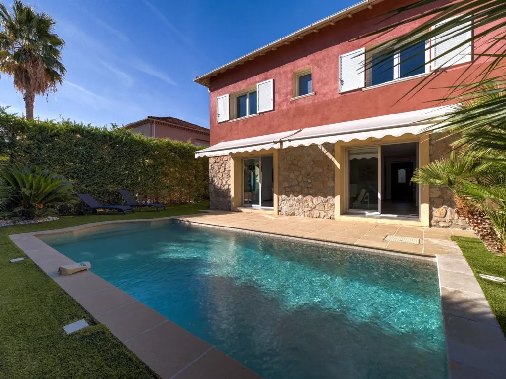 Piscine - Villa Luxueuse avec Piscine à Antibes