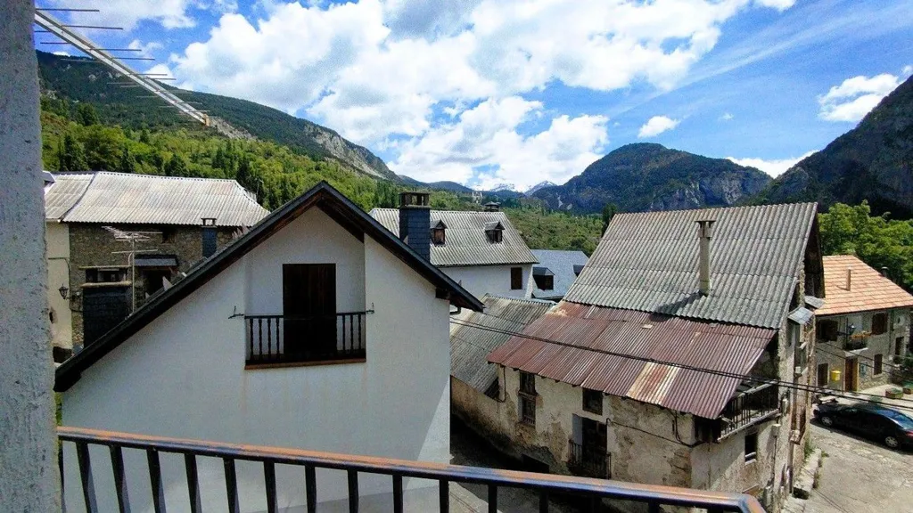 Rõdu - Spacious House with Mountain Views in Sin