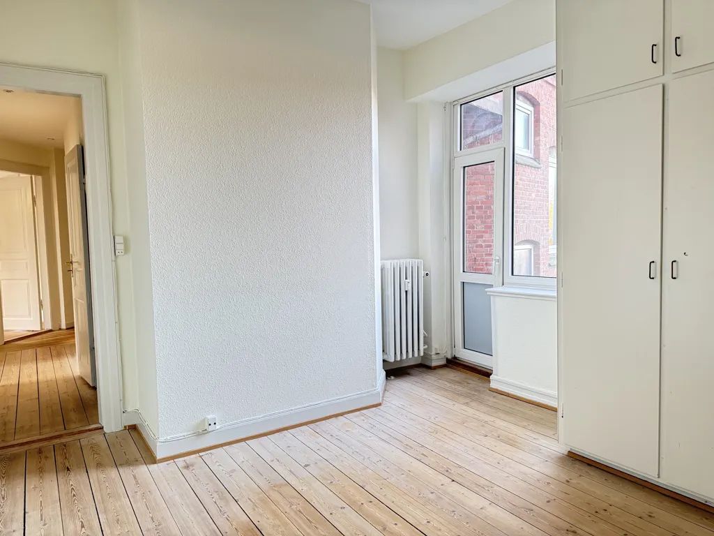 Toad - 5-Room Apartment with Stucco and Balconies in Central Location