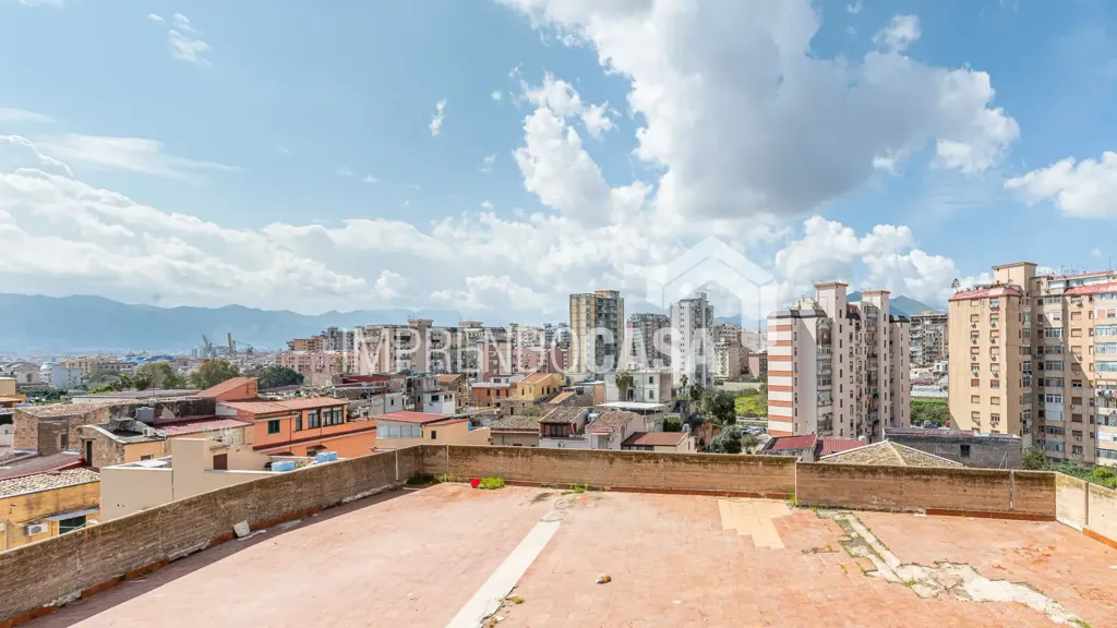 Terrass - Trilocale with Balcony View in Palermo