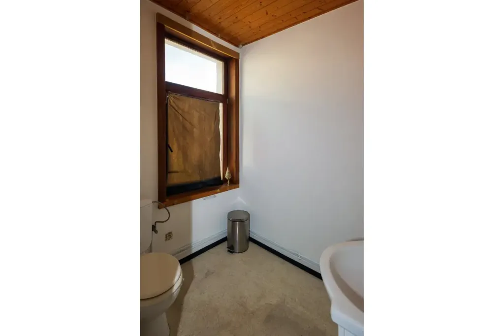 Salles de bain - Immeuble Mixte avec Commerce au Centre de Boussu