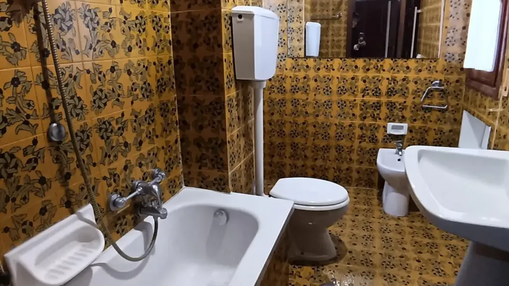 Bathrooms - 5-Room Apartment with Terraces in Empoli