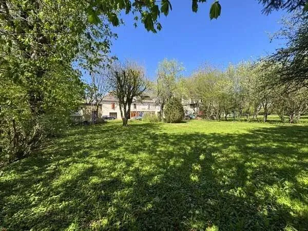 Aed - Terraced House with Garden in Pierre-Chatel