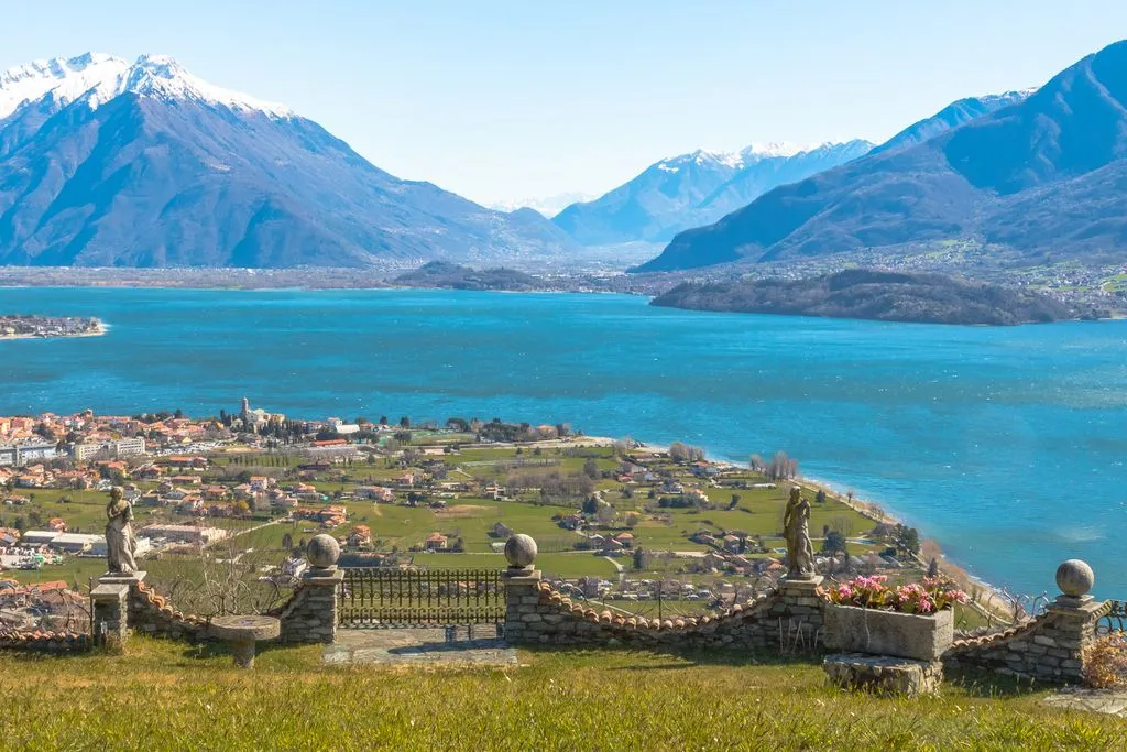 Luxury Villa with Lake View in Dongo