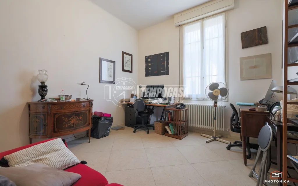 Bureau - Rear-Facing Apartment with Balcony in Bologna