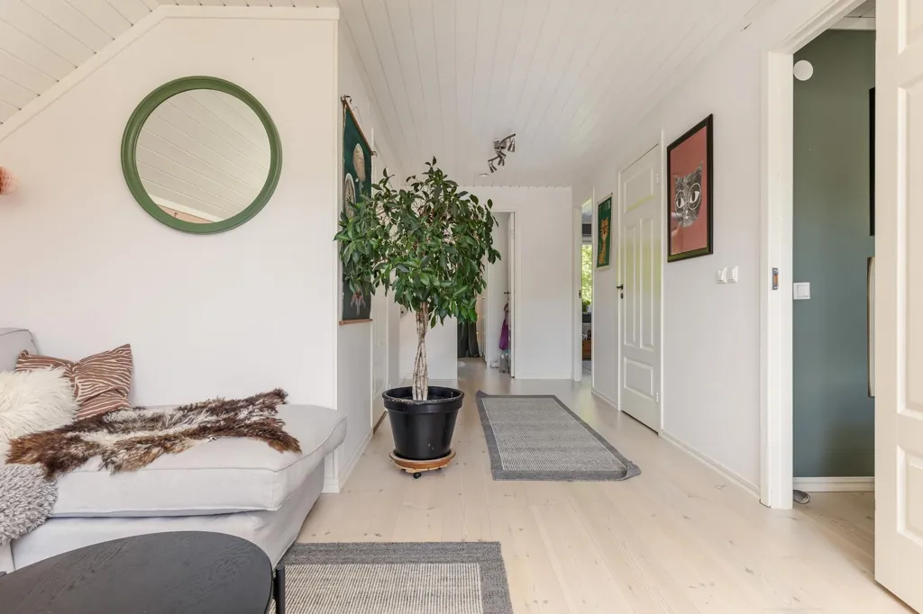 Entrée - Planned Villa with Balcony in Ludvika