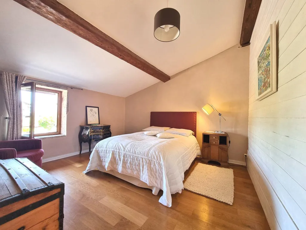 Chambres - Maison Ancienne Rénovée avec Jardin à Saint-Genis-Les-Ollières