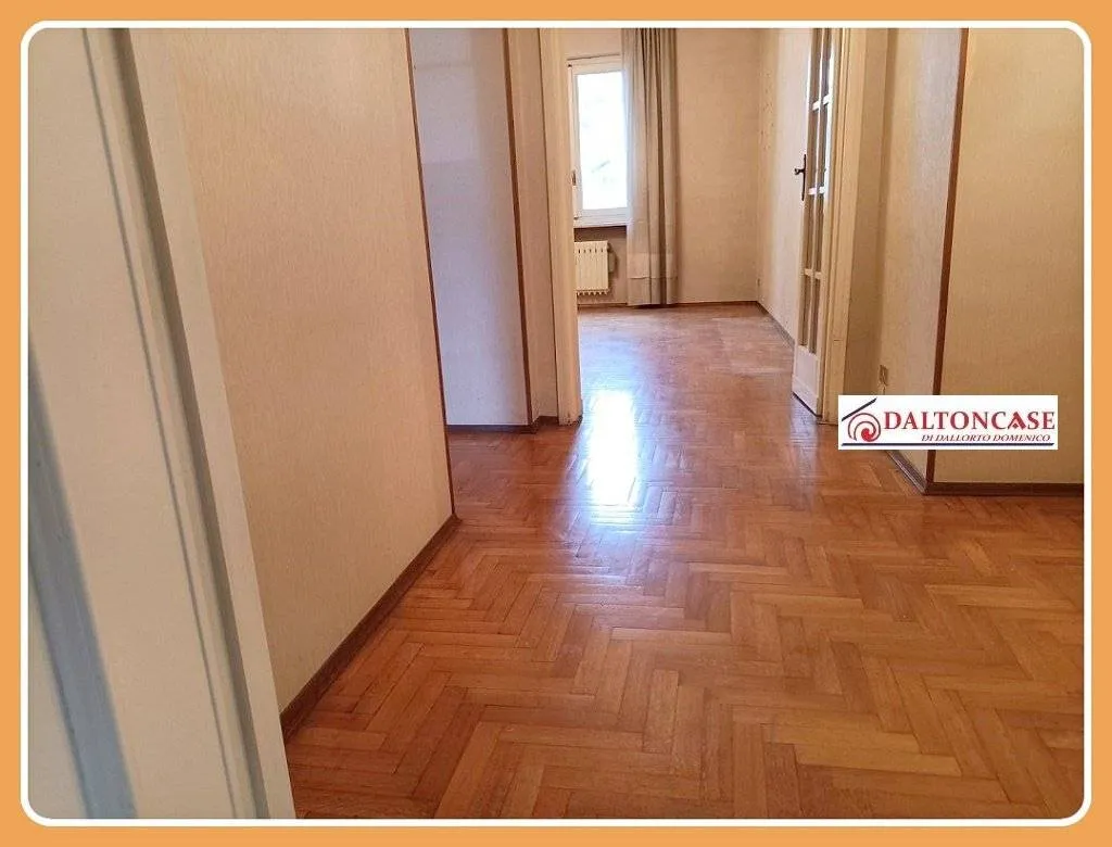 Esik - Spacious Apartment with Balcony in Fossano