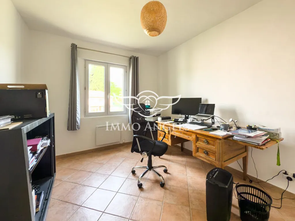 Office - Ground Floor House with Pool in Quiet Area