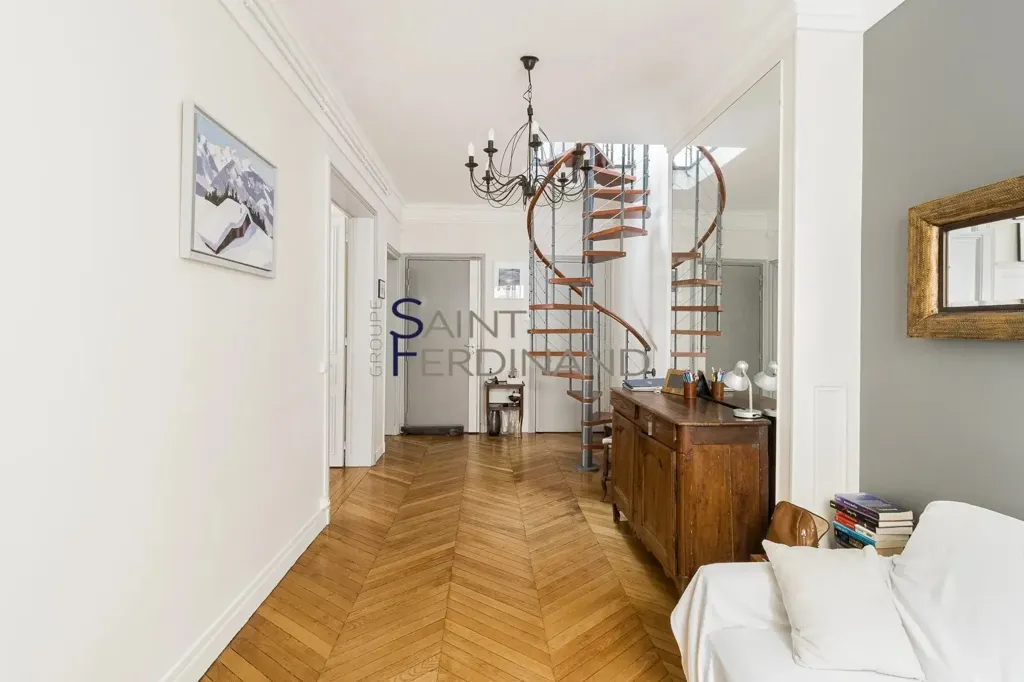 Esik - Luxury Duplex Flat with City View in Monceau