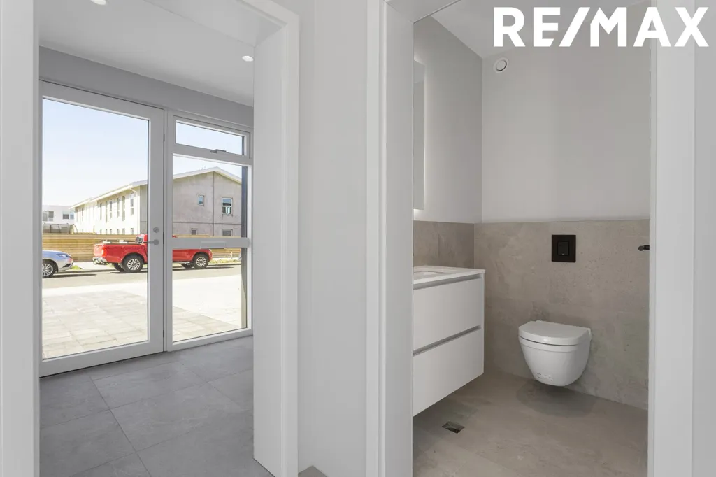 Salles de bain - Modern Apartment with Garden in Úlfarsárdal