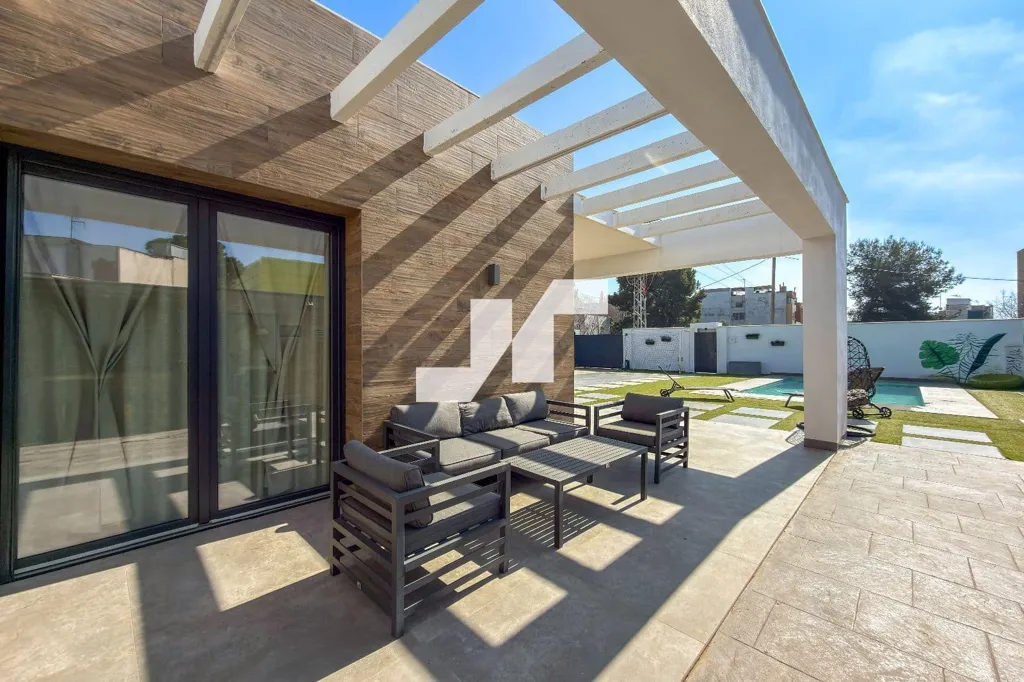 Terrasse - Contemporary Chalet with Private Pool in Madrigal