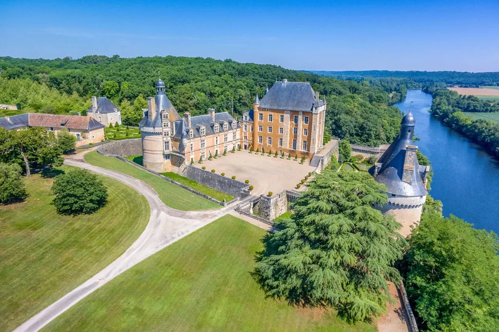 Õhuvaade - Medieval Château with River View near Poitiers