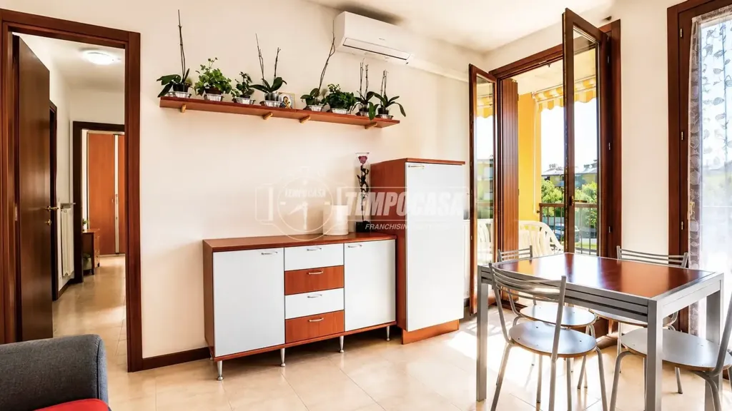 Salle à manger - Bright Triplex with Balcony in Lugana, Sirmione