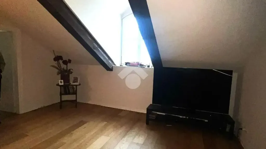 Pièces - Mansarded Apartment in Historic Building, Turin