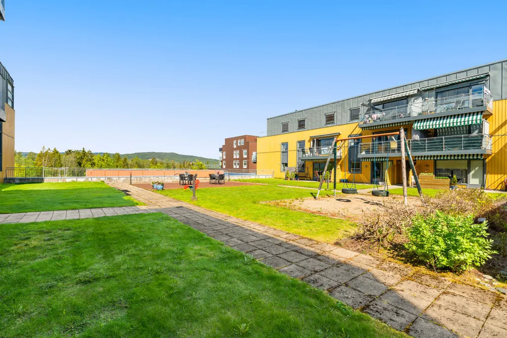 Aed - Modern 4-Bedroom Flat in Nannestad