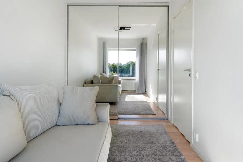 Entrée - Modern 4-Bed Flat with Glass Balcony in Lund