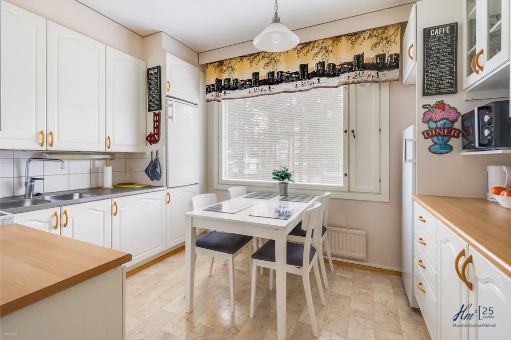 Kitchen - Two-Bedroom Flat with Garden View in Runosmäki