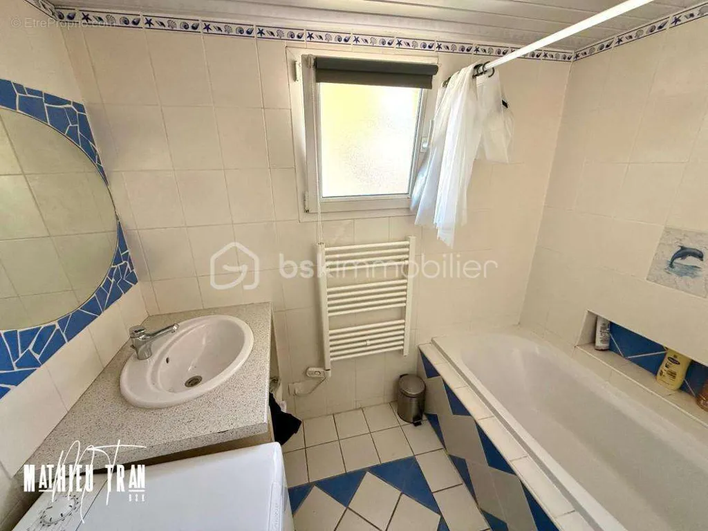 Salles de bain - Maison de Ville avec Balcon et Parking à Proximité