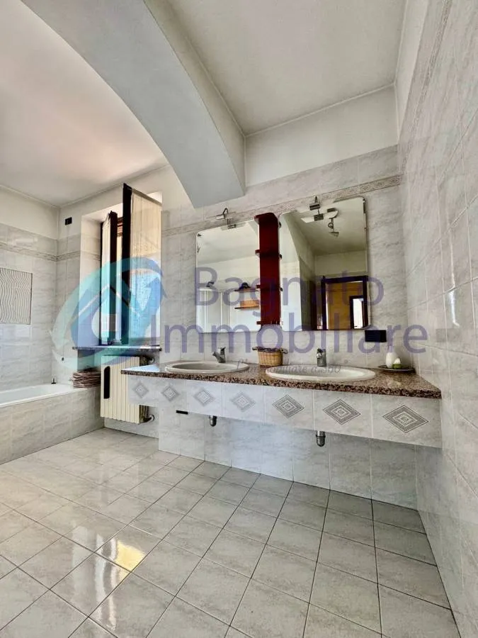 Salles de bain - Spacious Apartment with Balcony in Casalino