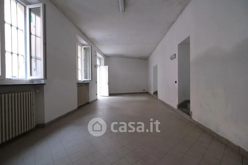 Toad - Commercial Space with Garden in Asti