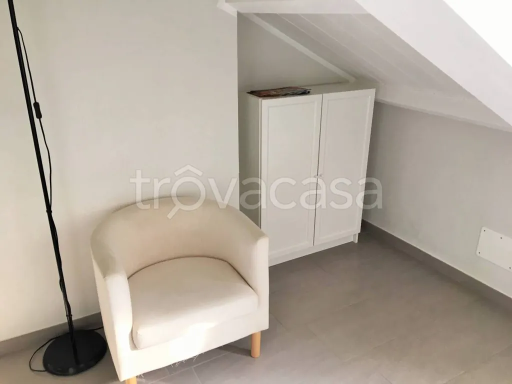 Stanze - Mansarda ristrutturata con balcone a Torino